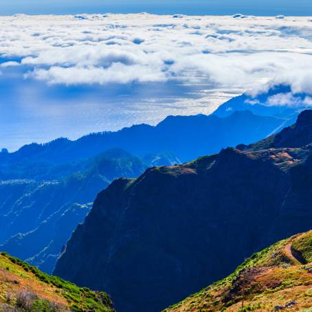 Abrigo do Pico Ruivo Hiking and Scenic Views at Pico Ruivo Peak