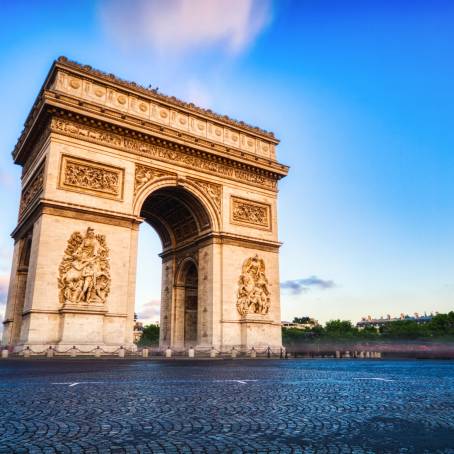 Capturing the Arc de Triomphe at Sunset